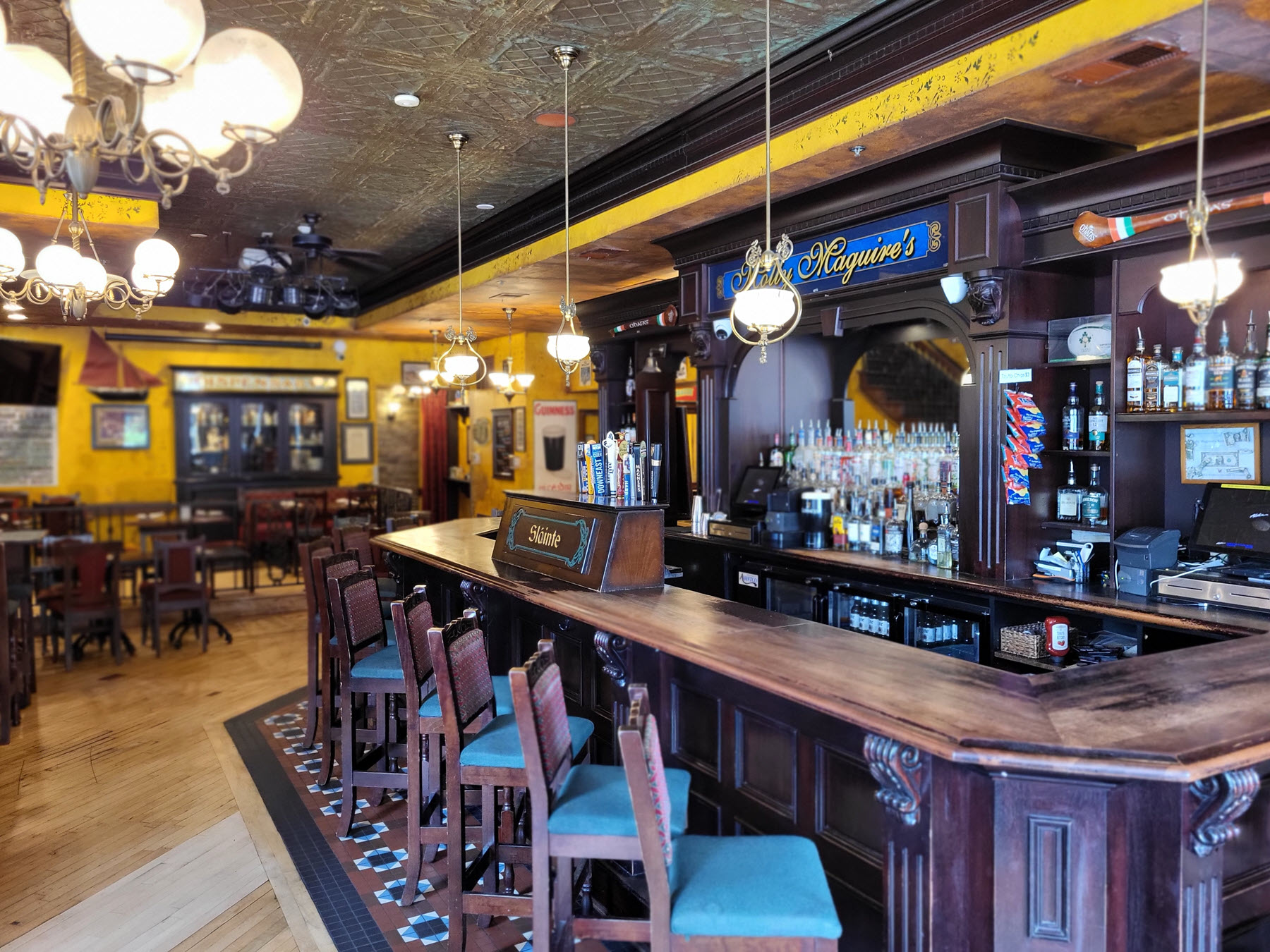mollys main bar 2026